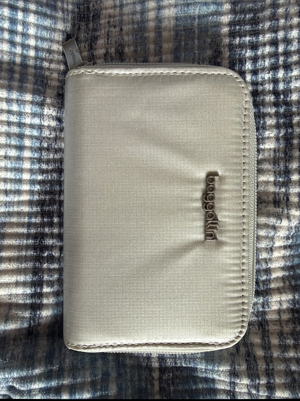 Baggallini Deluxe Card Case. Color Silver Metallic. NWOT.